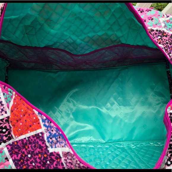 Vera Bradley Large Duffel bag in Modern Medley NWT - Picture 5 of 7